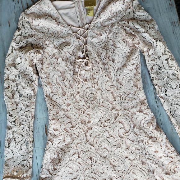 H&M Dresses & Skirts - Gorgeous lace blush long sleeve short dress